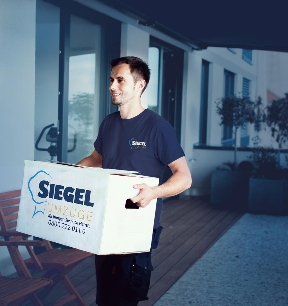 Person die einen Umzugskarton trägt.